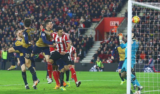 Жозе Фонте забивает третий гол Арсеналу, Getty Images