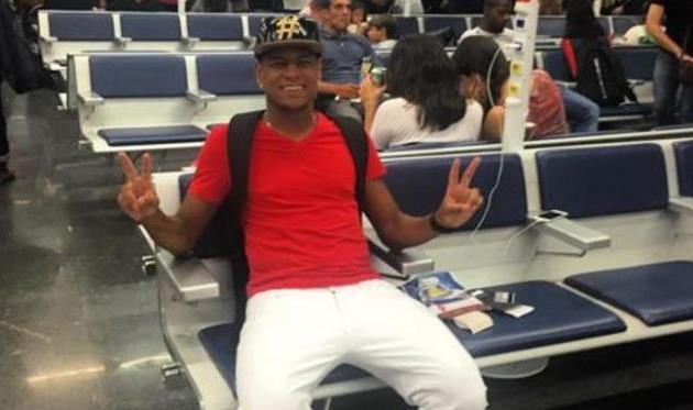 Роберт прибыл в Барселону, фото mundodeportivo.com