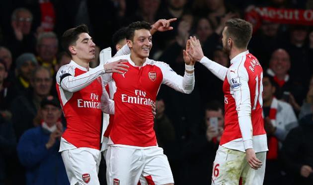 Невероятный Месут Езил принимает поздравления партнеров, Getty Images