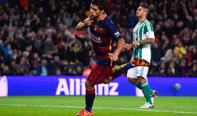 Луис Суарес отмечает рекордное взятие ворот, Getty Images