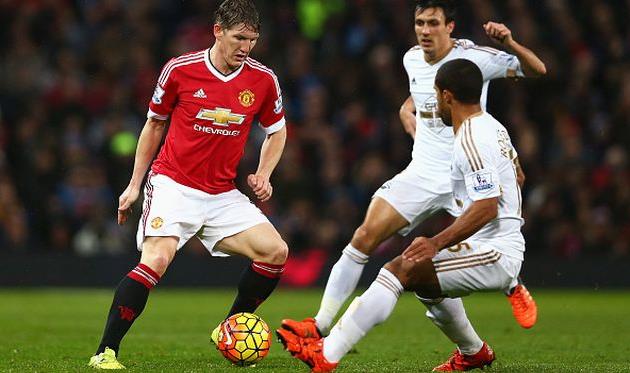 Бастиан Швайнштайгер (слева) в игре против Суонси, Getty Images