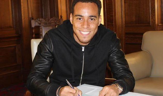 Эллиотт Беннетт подписывает контракт, rovers.co.uk