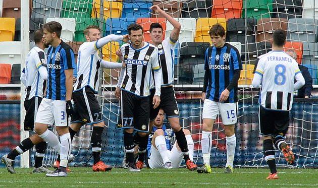 Сириль Теро празднует свой гол, getty images