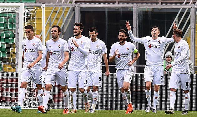 Игроки Фиорентины празднуют первый гол, Getty Images