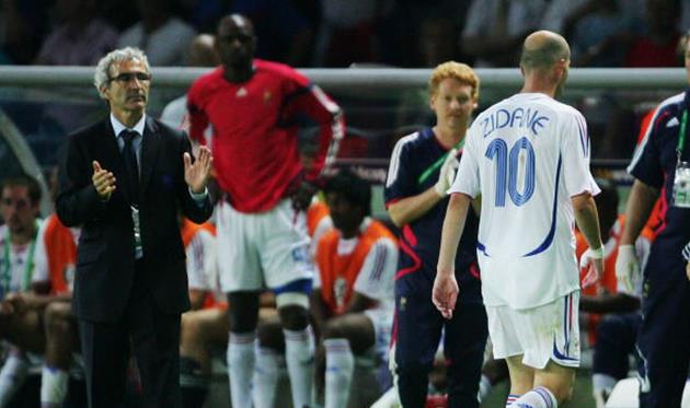 Раймон Доменек апплодирует удаленному Зинедину Зидану, Getty Images