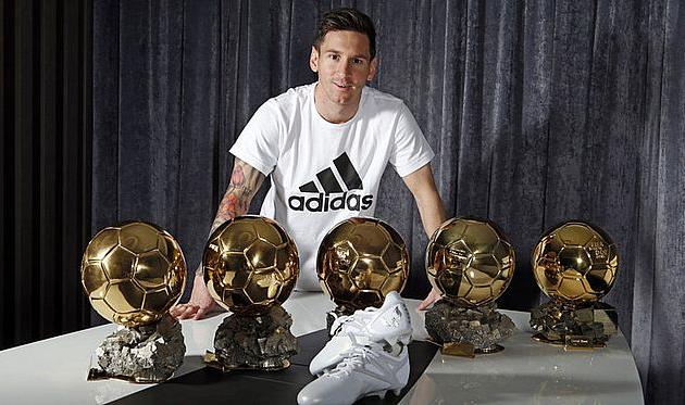 Лео с Золотыми мячами и теми самыми бутсами, skysports.com