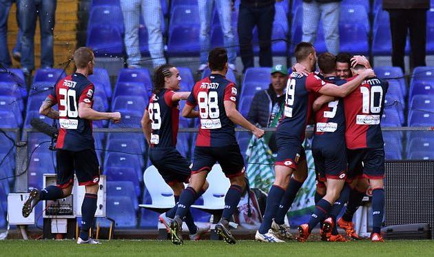 Игроки Дженоа празднуют забитый мяч, getty images