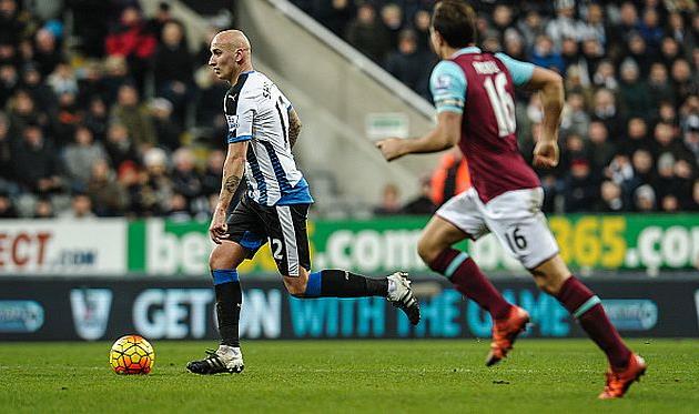 Шелви (слева) в матче с Вест Хэмом