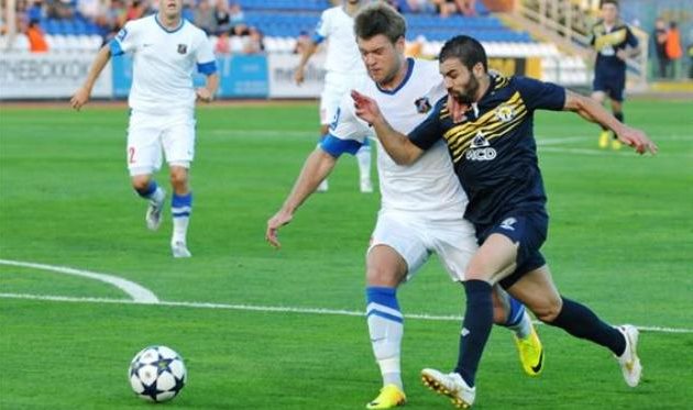 Петров (слева) в игре с Металлургом Д, © Михаил Масловский, Football.ua