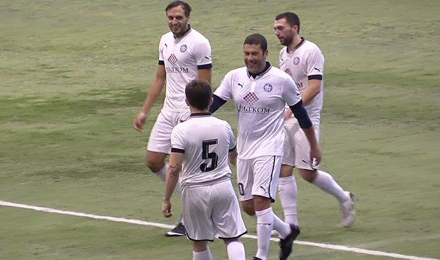 Играющий президент Олимпика Владислав Гельзин (в центре) также внес свою лепту в победу команды, olimpik.com.ua