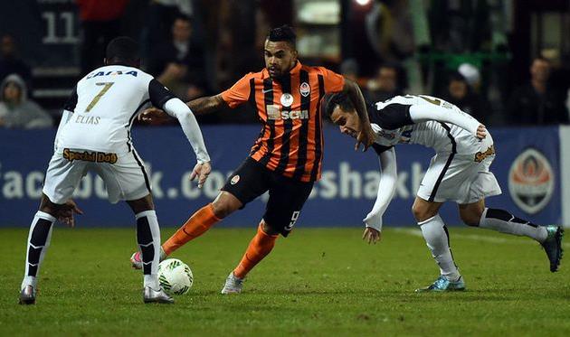 Дентиньо (в центре) не помог Шахтеру обыграть свою родную команду, shakhtar.com