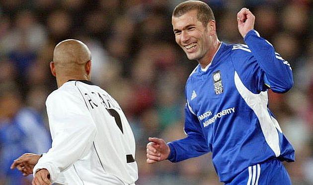 Роберто Карлос и Зинедин Зидан во время благотворительного матча, getty images