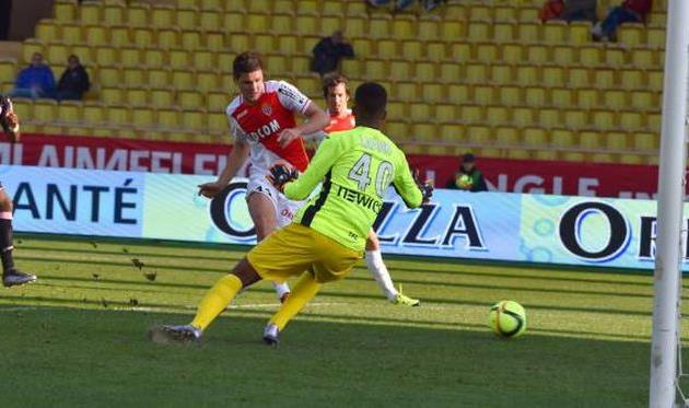 Гвидо Каррильо отправляет мяч в сетку ворот Тулузы, lequipe.fr