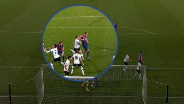 Момент борьбы Уикэма и Вертонгена, dailymail.co.uk