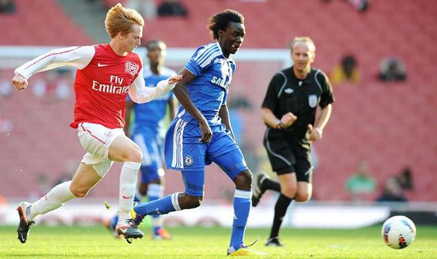 16-летний Траоре в матче против Арсенала (справа), espnfc.com