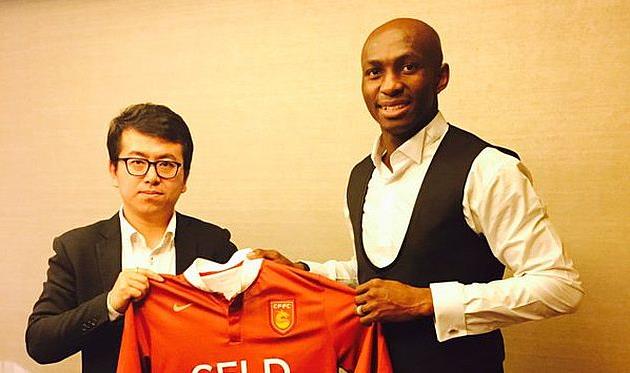 Мбиа с представителем клуба, twitter.com/StephaneMbia