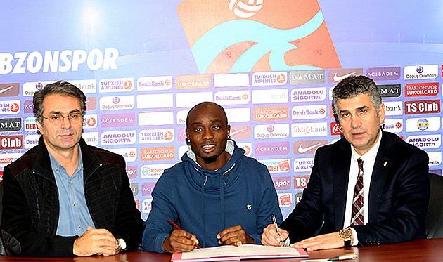 Серж Акакпо с представителями Трабзонспора, trabzonspor.org.tr