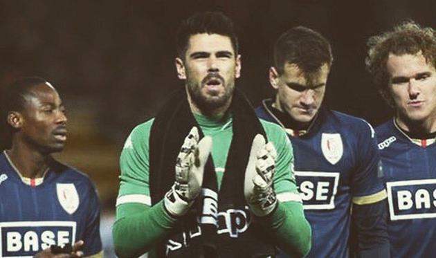 Виктор Вальдес (второй слева), фото из Твиттера игрока