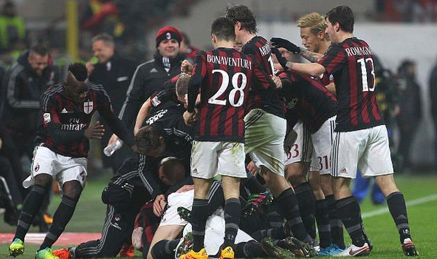 Милан отмечает победу в дерби, getty images