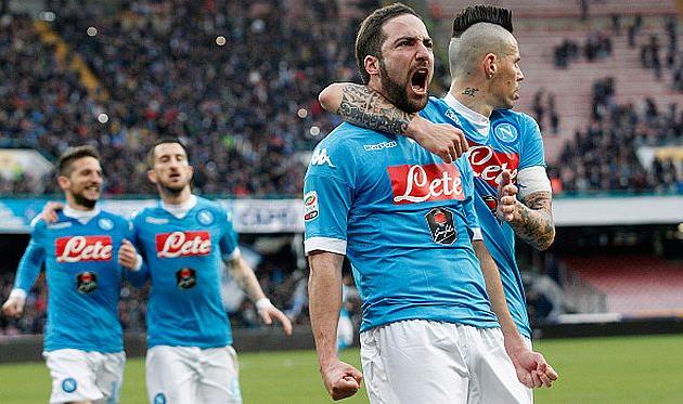 игроки Наполи празднуют взятие ворот, getty images