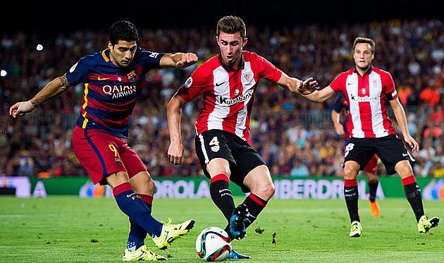 Эмерик Ляпорт в борьбе с Луисом Суаресом, getty images