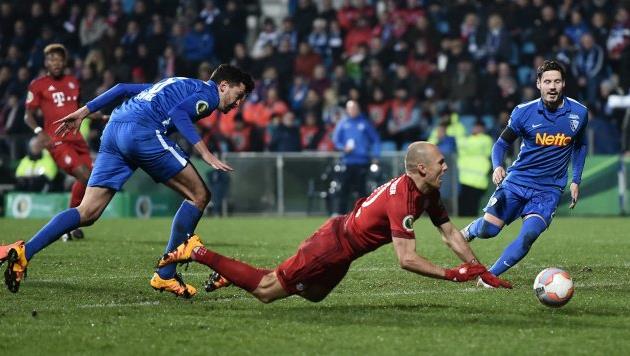 Арьен Роббен падает в штрафной соперника, GETTY IMAGES