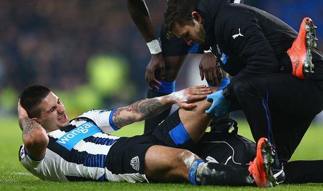 Александар Митрович корчится от боли, Getty Images