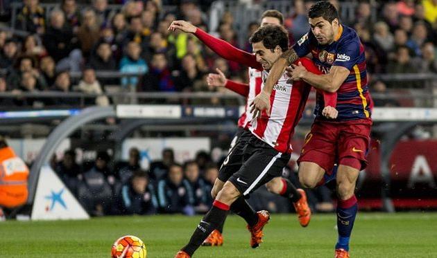 Эмерик Ляпорт борется против Луиса Суареса, Getty Images