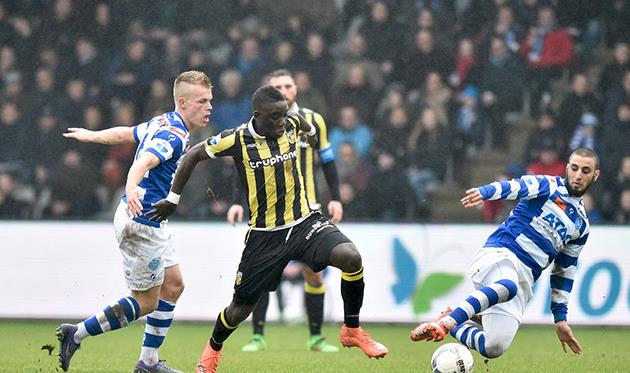 Марвелус Накамба (в центре), фото ФК Витесс