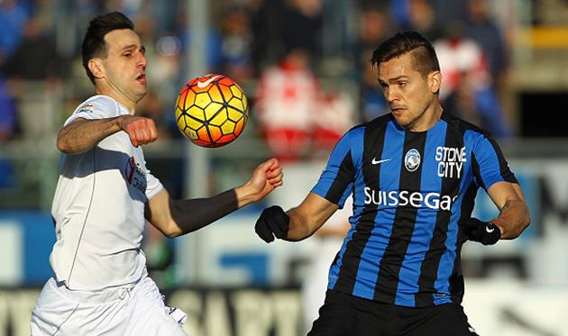 Никола Калинич (слева) забил победный мяч Аталанте, Getty Images