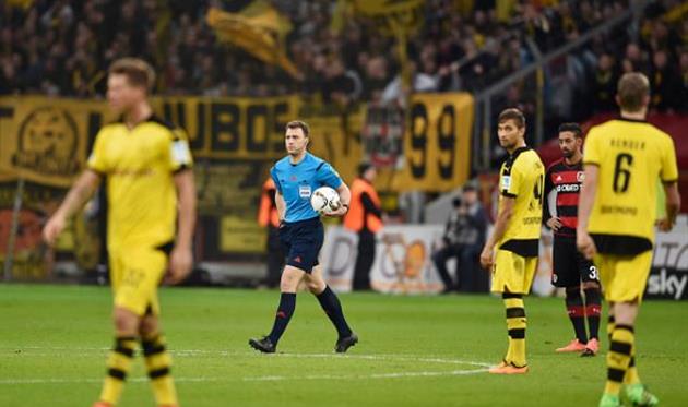 Дортмунд в нервном матче обыгрывает Байер