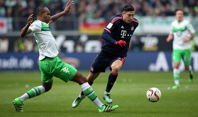 Роберт Левандовски уходит от Налдо, Getty Images