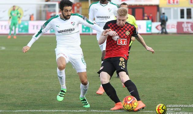 Владислав Кулач атакует ворота Бурсаспора, eskisehirspor.org.tr