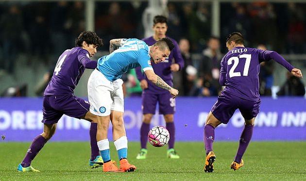 Марек Хамшик в борьбе против Фернандеса и Тельо, getty images