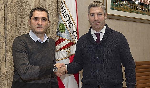 Антонио Вальверде (слева) с представителем клуба, athletic-club.eus