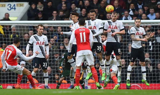 Удар Санчеса со штрафного парировал Льорис, Getty Images