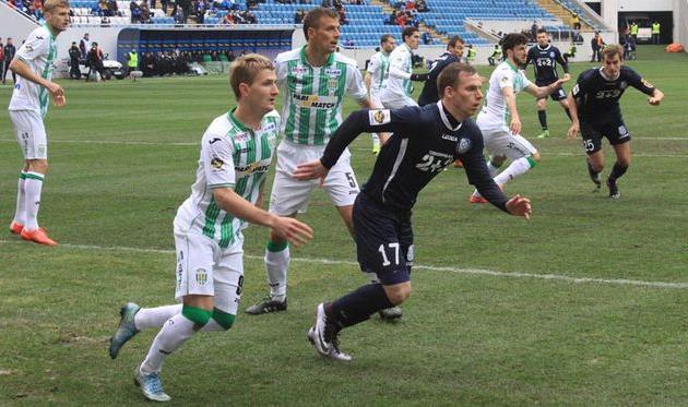 Денис Мирошниченко (слева на переднем плане) в матче против Черноморца, chernomorets.odessa.ua