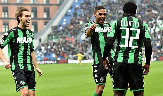 Футболисты Сассуоло празднуют взятие ворот Милана, getty images