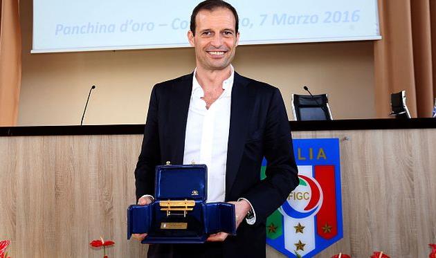 Массимилиано Аллегри со своим призом, Getty Images