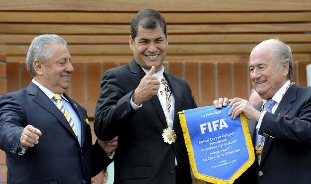 Луис Чирибога, Рафаэль Корреа (президент Эквадора) и Зепп Блаттер, Getty Images