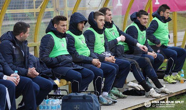 Максим Белый (второй с правого края), hajduk.hr