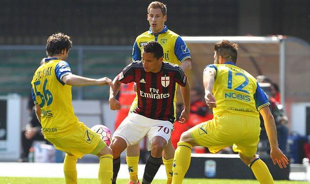 Карлос Бакка в окружении игроков Кьево, getty images