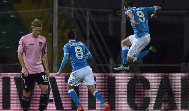 Гонсало Игуаин празднует забитый гол, getty images