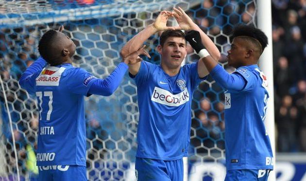 Руслан Малиновский вместе с партнерами празднует взятие ворот соперника, voetbalkrant.com