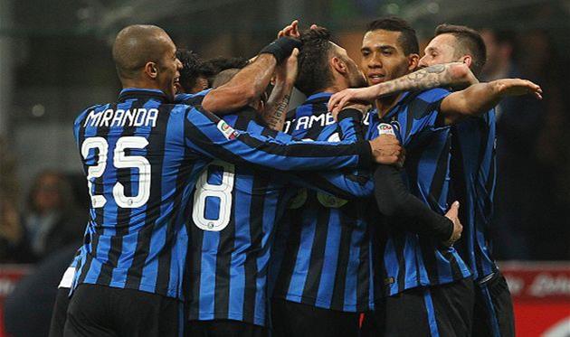 Интер празднует победу над Болоньей, getty images