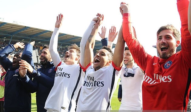 Игроки ПСЖ празднуют досрочное оформление чемпионства, Getty Images