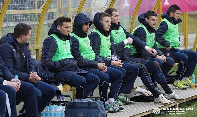 Максим Белый (второй с правого края), hajduk.hr