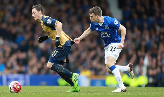 Езил уходит от Коулмана, Getty Images