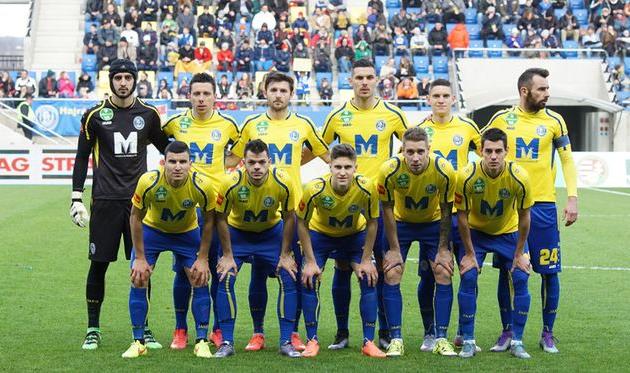 Вячеслав Чурко (крайний справа в нижнем ряду), puskasakademia.hu