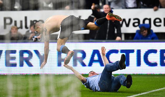 Александар Митрович празднует гол с фанатом, Getty Images